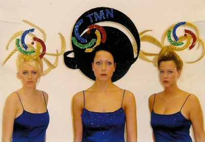 Das TMN - Logo  als Werbeträger auf dem Kopf getragen.